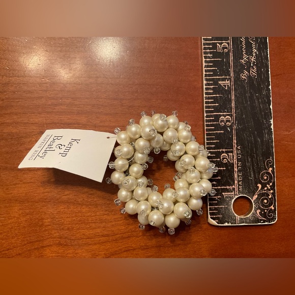 6 Pearl Cluster Napkin Rings - Picture 3 of 6